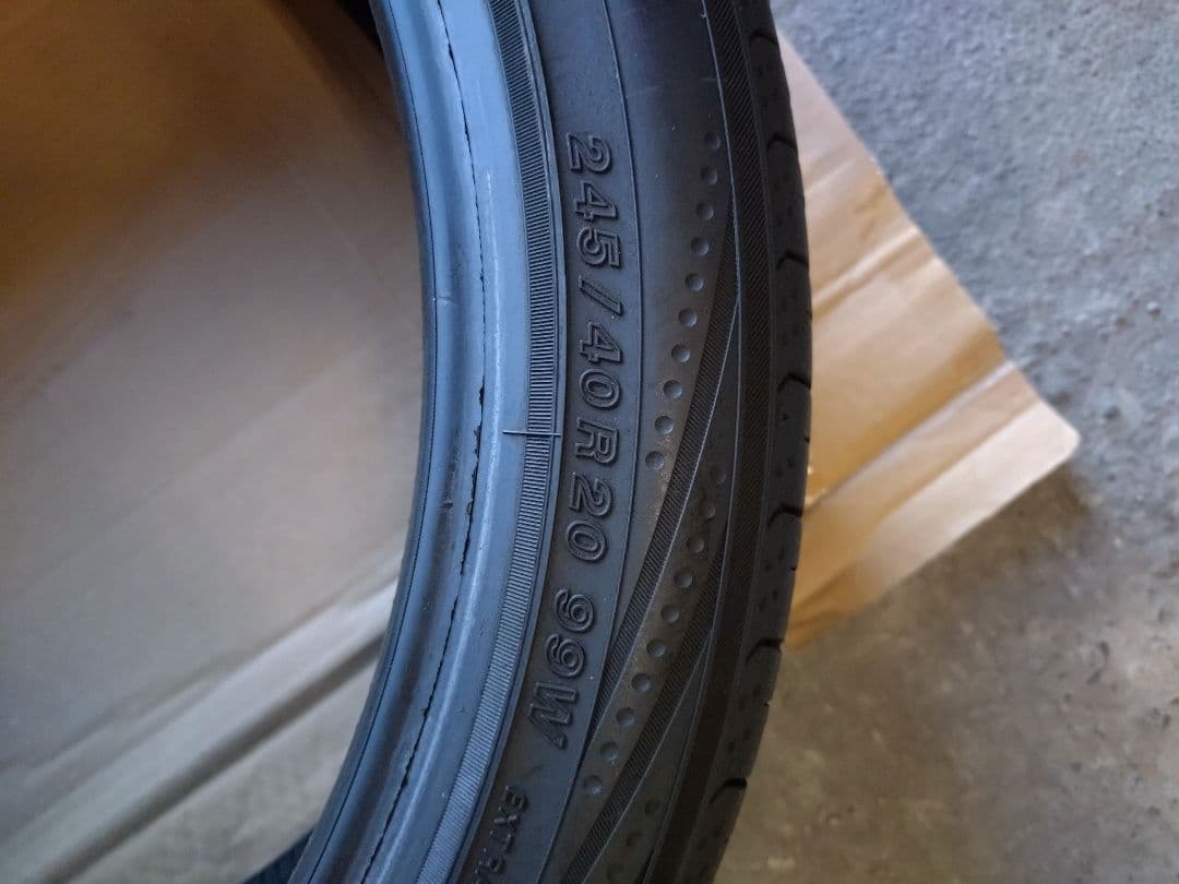 バンナ245/40/R20 ヨコハマ　ブルーアースRV-2 4本セット