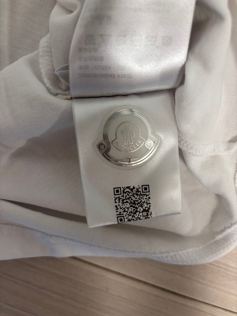 MONCLER エンボスロゴ Tシャツ