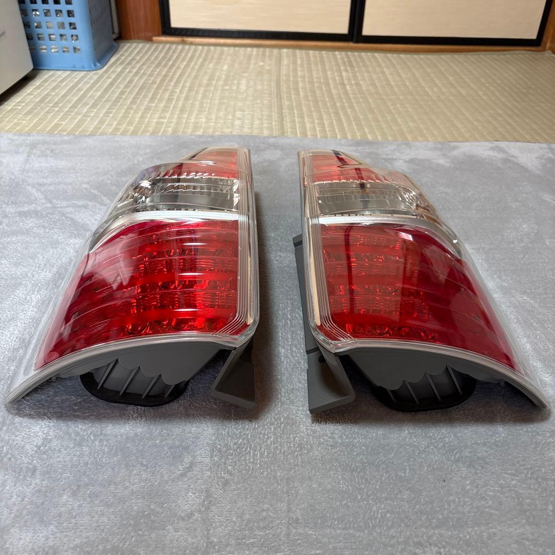 トヨタ　ノア70系前期純正　テールランプ 赤 クリア 左右セット
