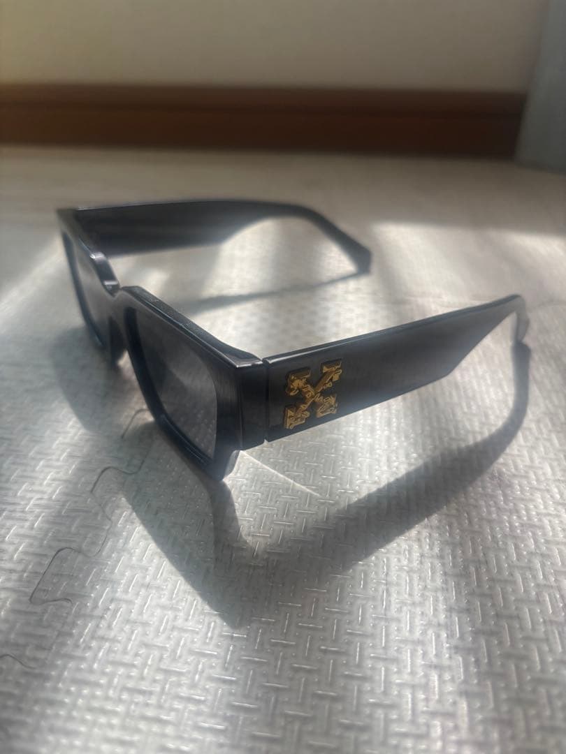 オフホワイト ブラックフレーム ゴールドロゴ サングラス