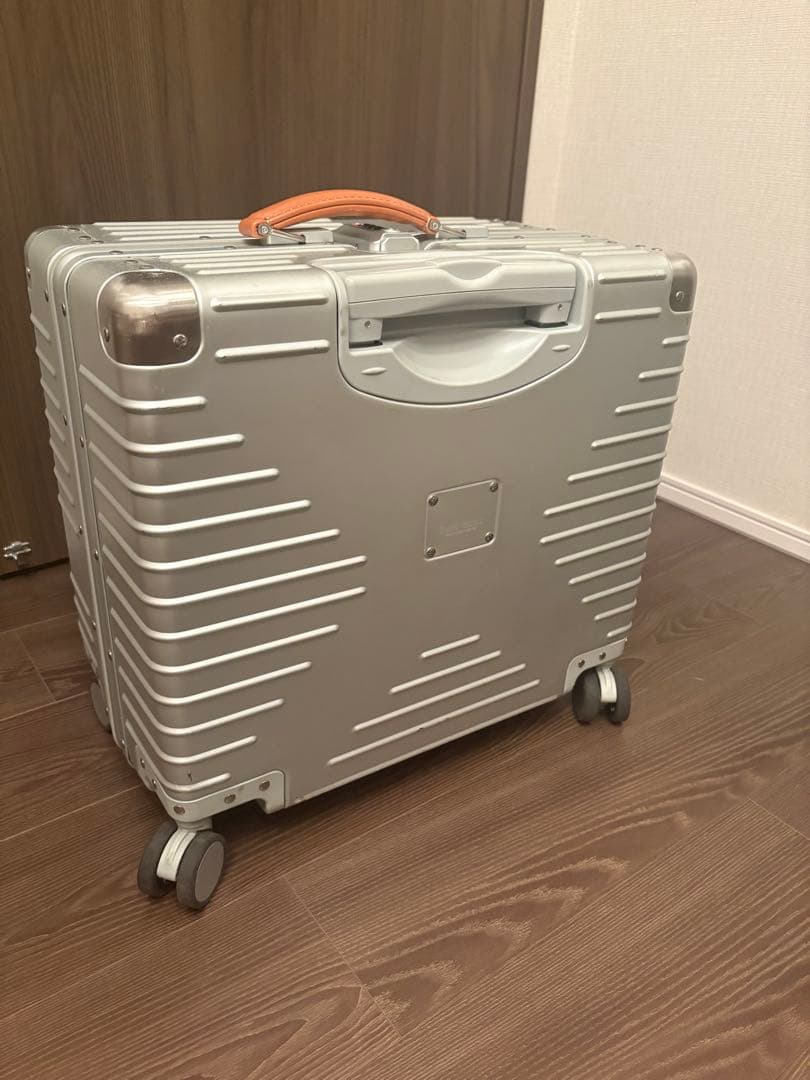 innovatorイノベーター アルミスーツケース スターリングシルバー 42L