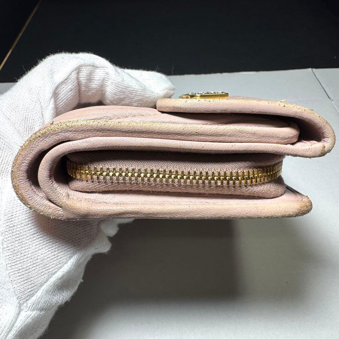 ミュウミュウ 折り財布 マテラッセ ロゴ金具 ビジュー クリスタル ピンク