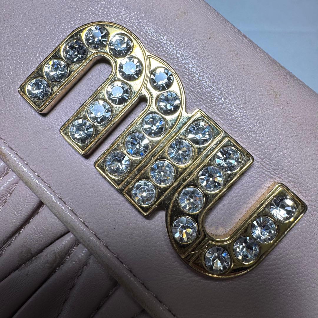 ミュウミュウ 折り財布 マテラッセ ロゴ金具 ビジュー クリスタル ピンク