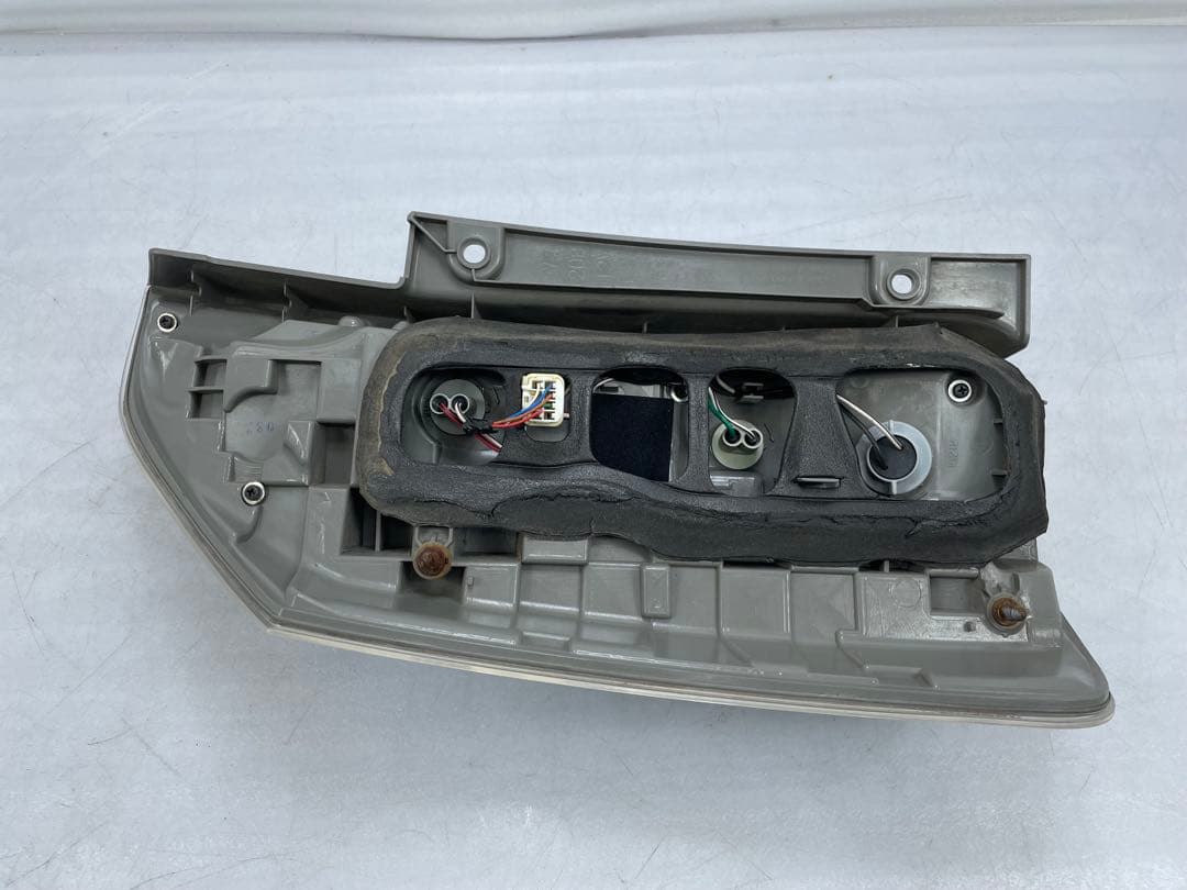 中古|良品70ヴォクシー LED右テールランプZRR70/75 前期28-220