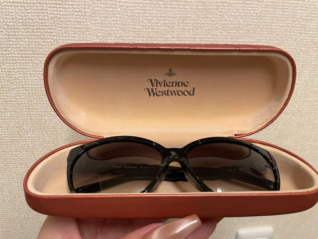 Vivienne Westwood キャットアイサングラス