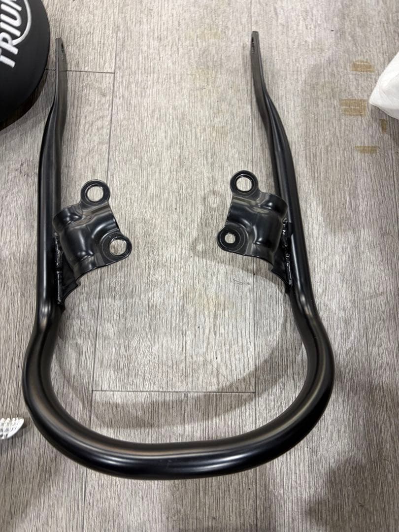 トライアンフ スラクストン1200RS 二人乗りシート、タンデムステップバー
