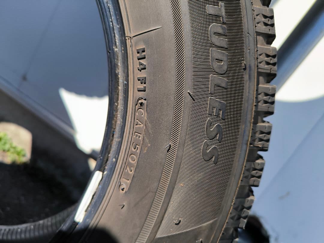 BRIDGESTONE VRX2 215/60R16 21年製スタッドレスタイヤ