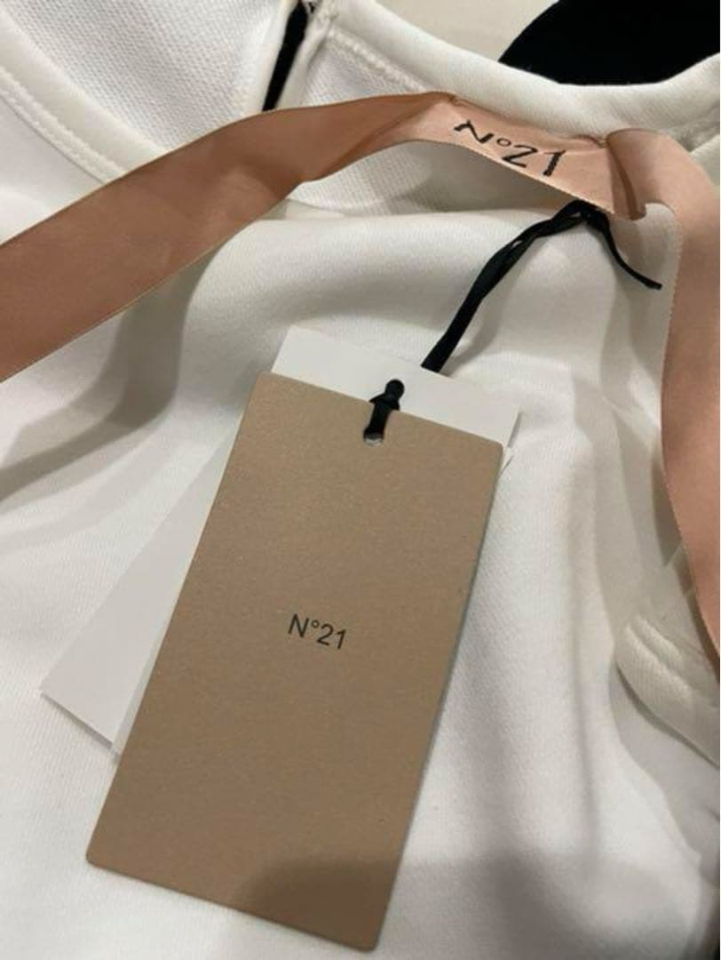 【未使用品】N21(ヌメロヴェントゥーノ）リボン付ホワイトTシャツ