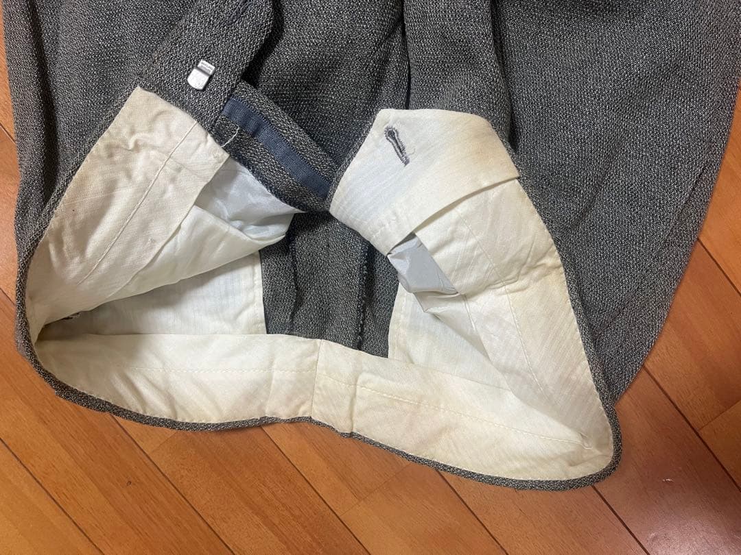 グレーのブレザーとスラックスセット