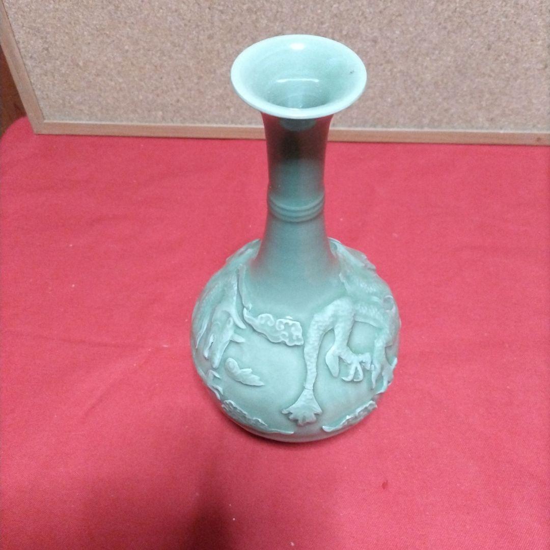 陽刻の龍が貼り付けられた青磁瓶 鶴首 花入 花瓶 唐物 中国 古玩