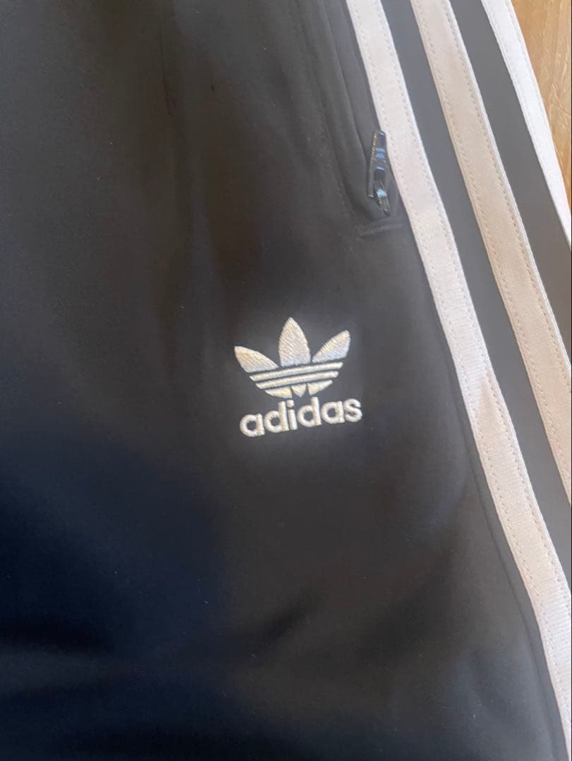 adidas オリジナルス サテン ワイドレッグ トラックパンツ IU2520
