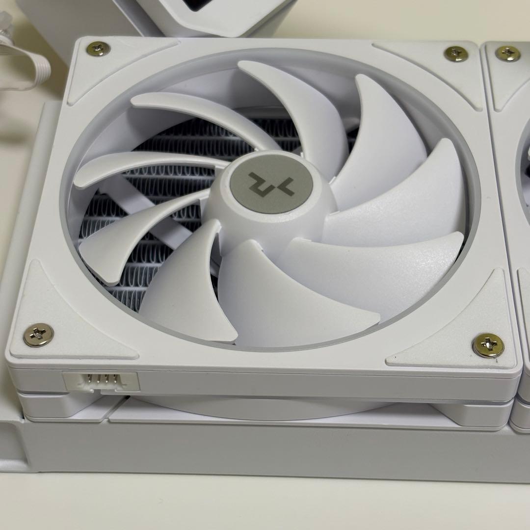 DeepCool LM240 WH と FL12SE WH 3IN1 のセット