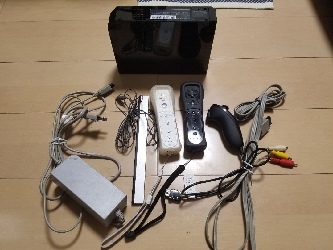 Wii 本体一式、ソフト4作品、コントローラー、ヌンチャク、周辺機器ガイド