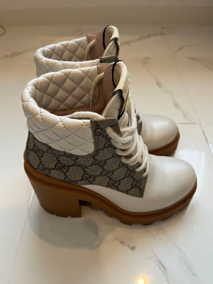 Gucci ホワイトキルティングブーツ