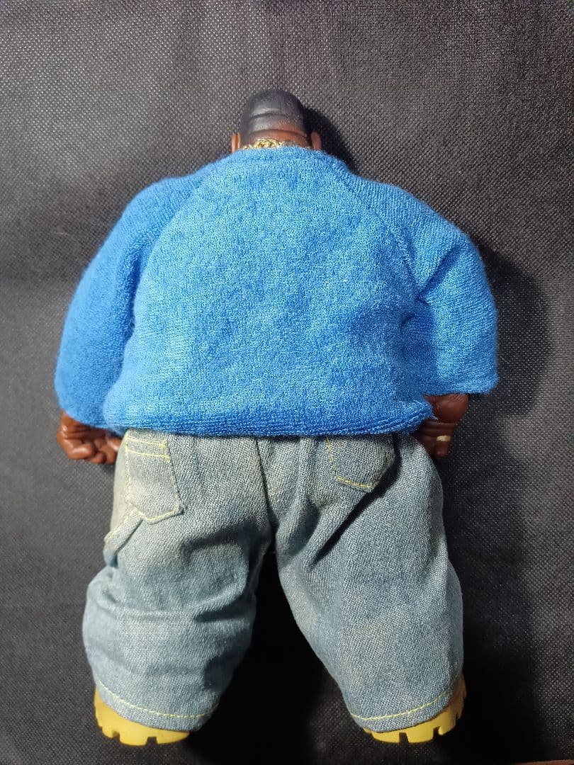 メズコノートリアス　ビッグフィギュア 　青いスウェットと デニムパンツ