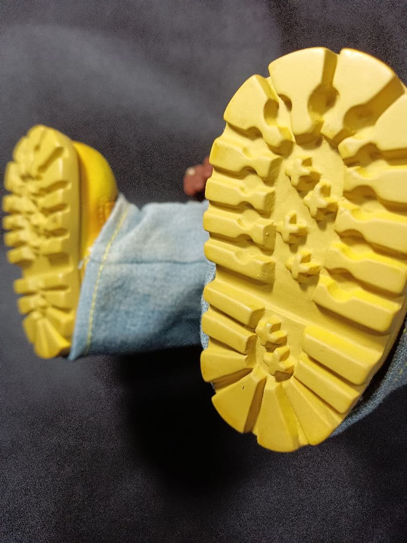 メズコノートリアス　ビッグフィギュア 　青いスウェットと デニムパンツ