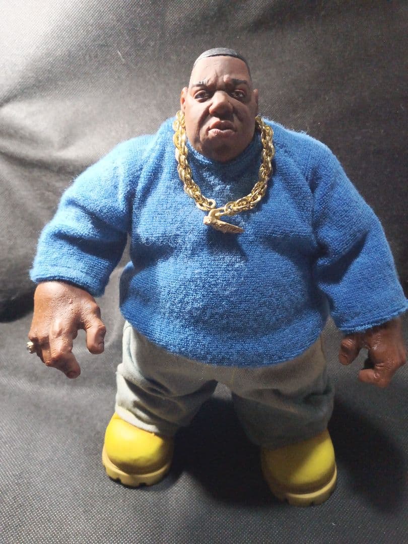 メズコノートリアス　ビッグフィギュア 　青いスウェットと デニムパンツ