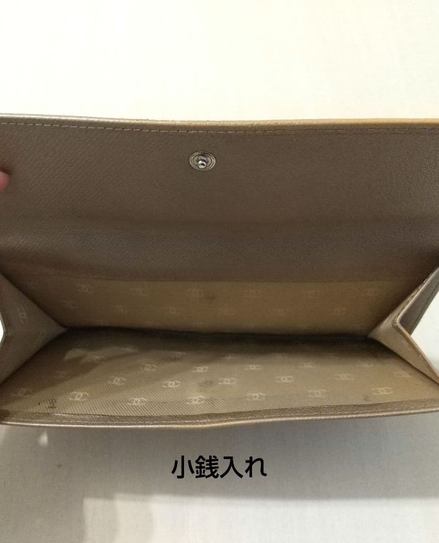 CHANEL ベージュ レザー二つ折り財布　ココボタン シャネル