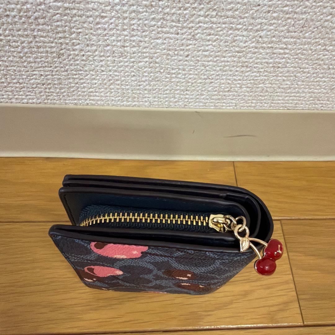 COACH チェリー柄 二つ折り財布 大人可愛い