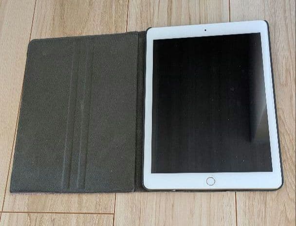 【iPad 第5世代】128GB　MPGW2J/A　A1822　充電器付き