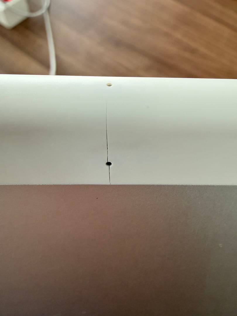 iPad本体 第5世代　上部にひび割れあり