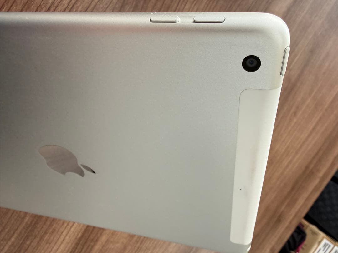 iPad本体 第5世代　上部にひび割れあり
