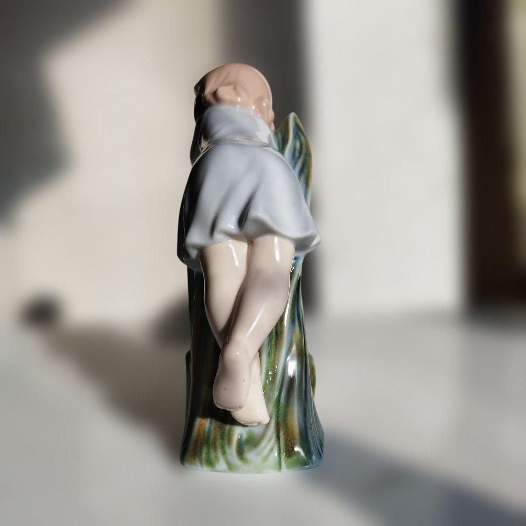 花と戯れる少女。