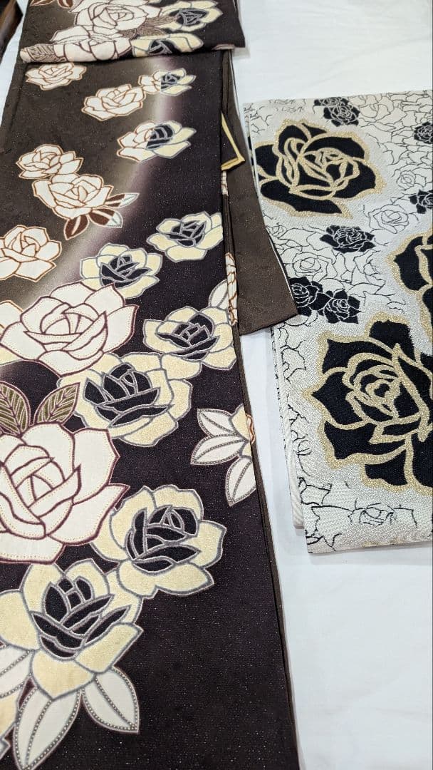 濃茶地にバラの刺繍振袖＆袋帯セット♪