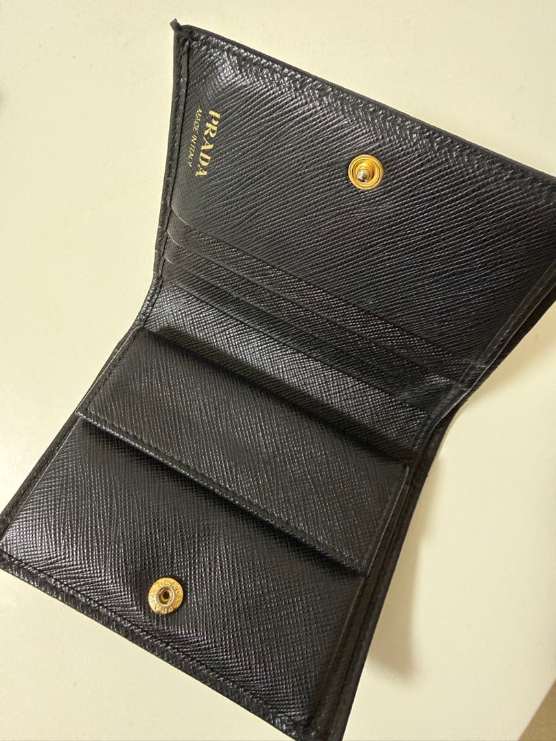 PRADA 二つ折り財布 黒 レザー