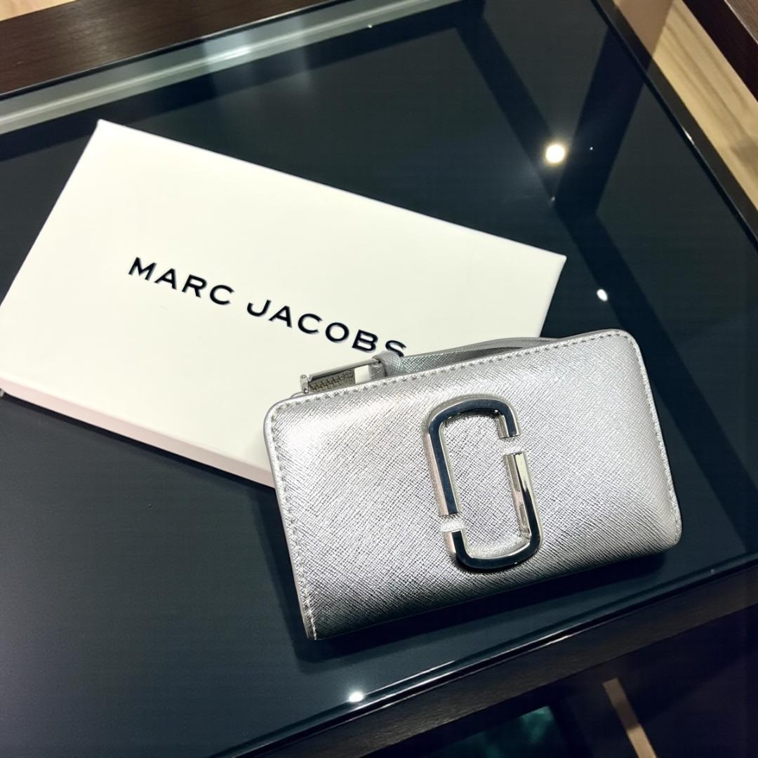 正規品＆極美品‼️ マークジェイコブス スナップショット 三つ折り財布 シルバー