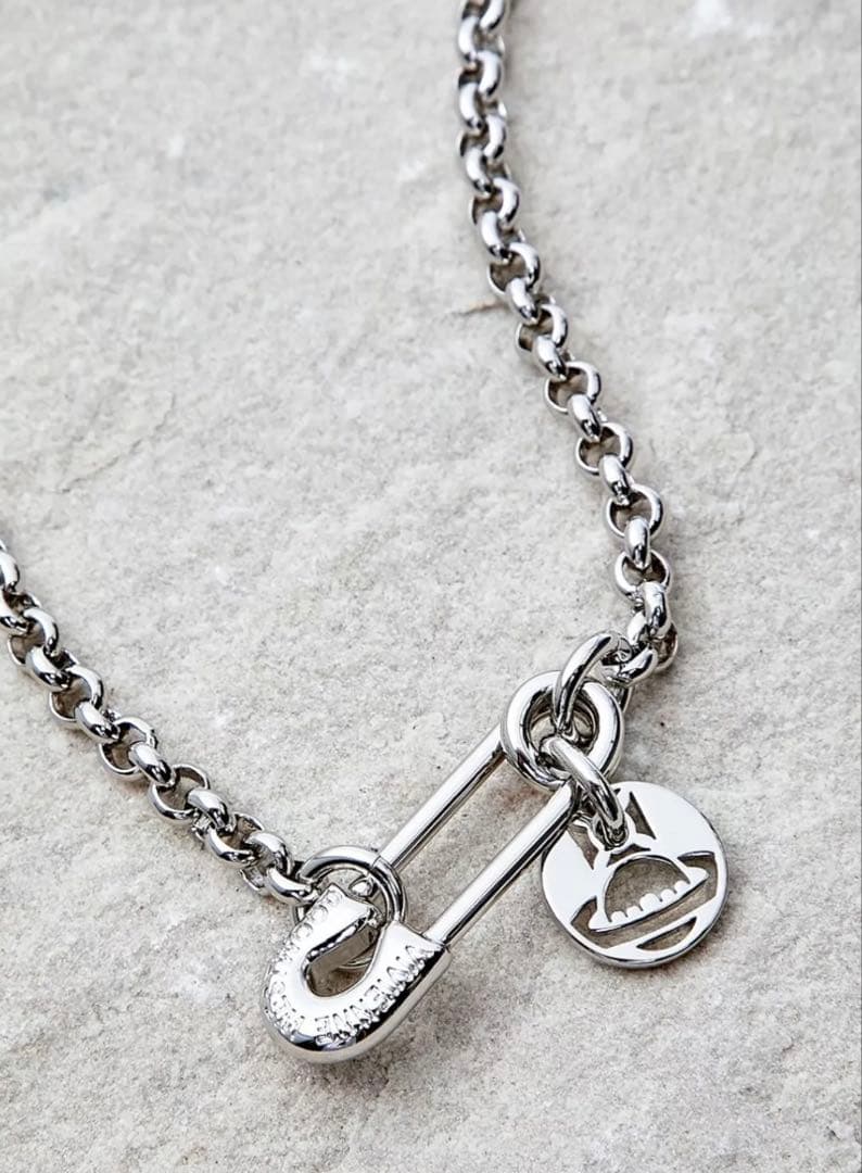 【k】vivienne westwood ロゴ安全ピンネックレス