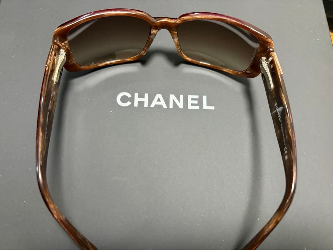 CHANELサングラス　ワインレッド色