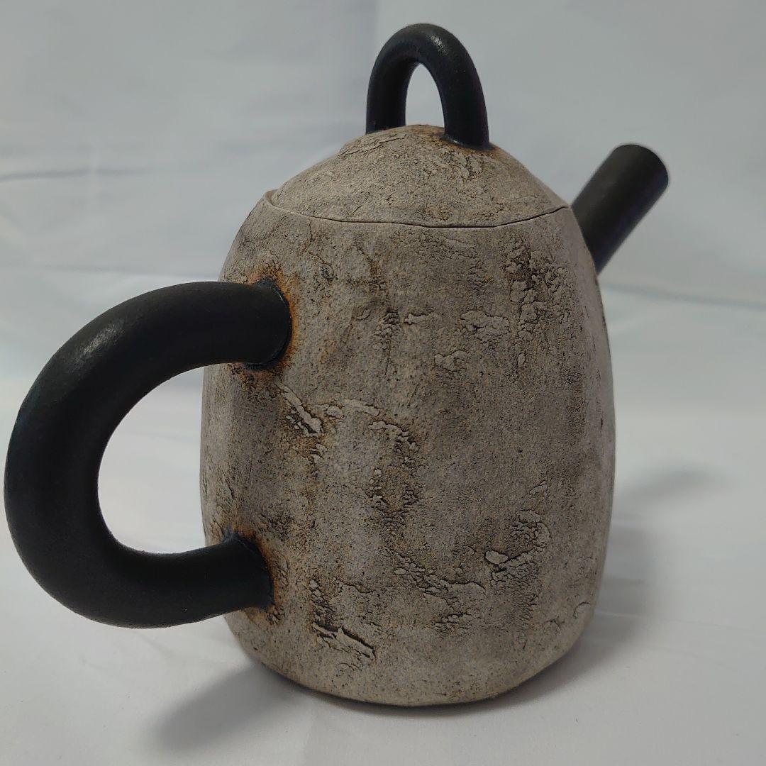 作家さんの手作り　陶器製のユニークなポット