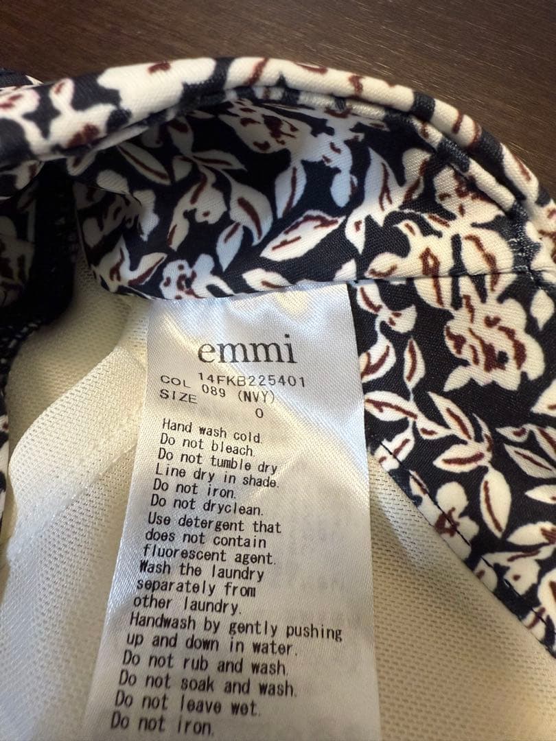 emmi 花柄クロスストラップトップとレギンスのヨガウェアセット サイズ0