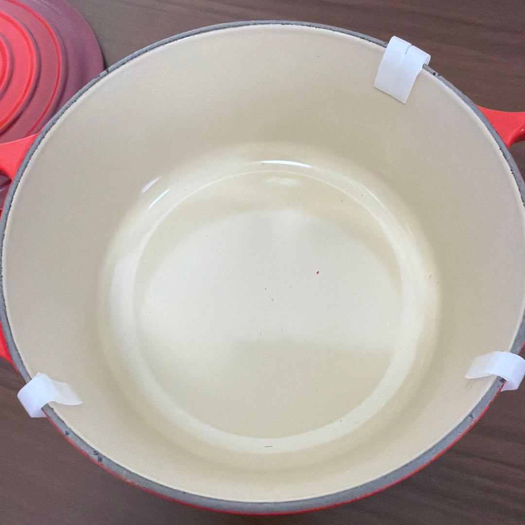新品　未使用　ルクルーゼ　ココットロンド　両手鍋　18cm