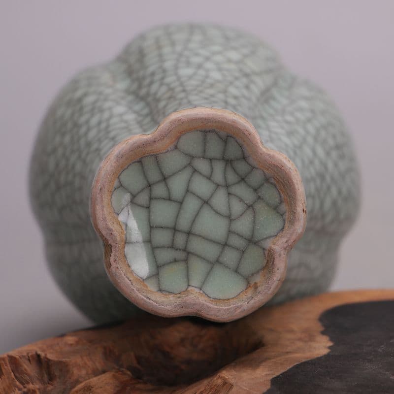 宋官窯開片花稜帯蓋梅瓶  景徳鎮 陶磁器 装飾品 現代工芸品 美術品 置物