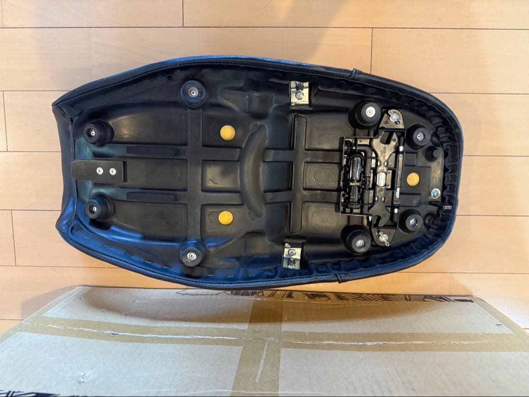 Z900RS 茗荷シート　艶消しブラック　Z2パターン