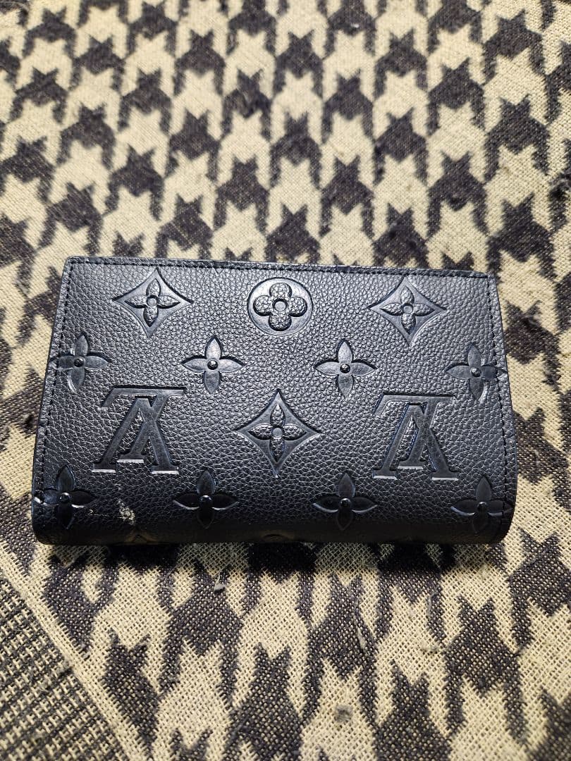 LV　ノベルティ　ブラックレザー二つ折り財布