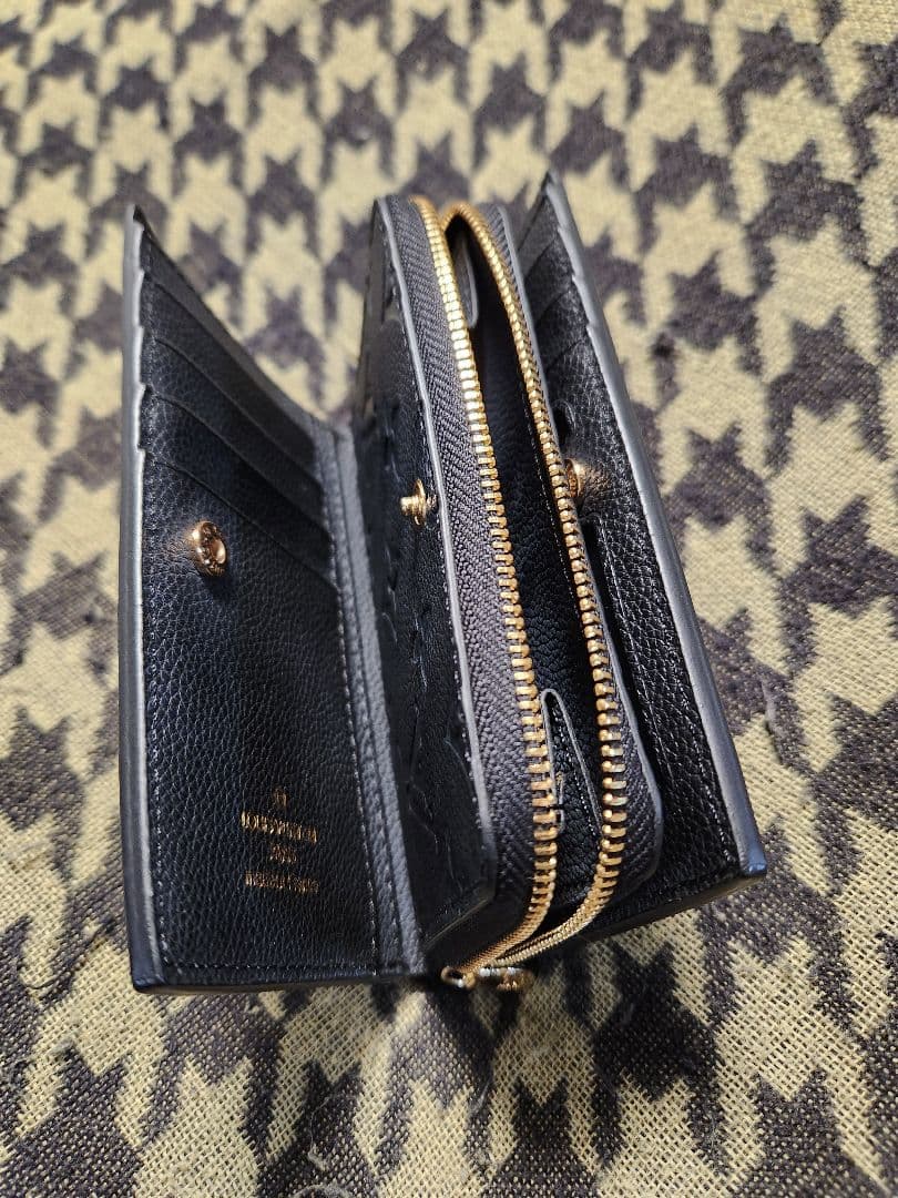 LV　ノベルティ　ブラックレザー二つ折り財布