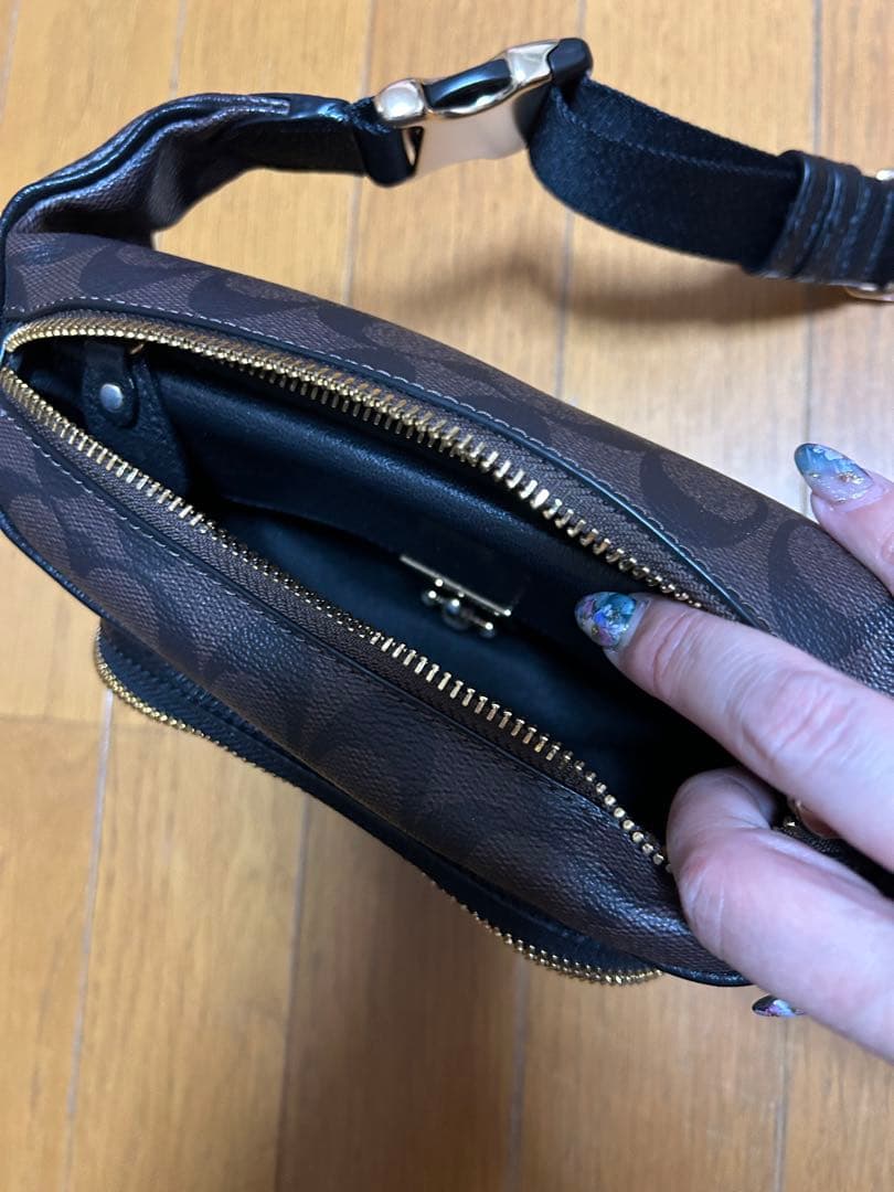 新品未使用 COACH ブラック ／シグネチャーボディバッグ
