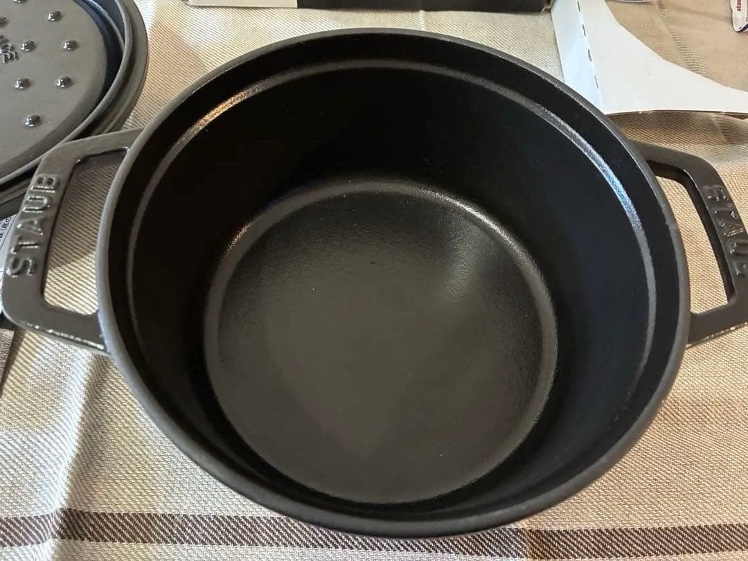 ミユミユ　STAUB ココット　18cm 黒　美品