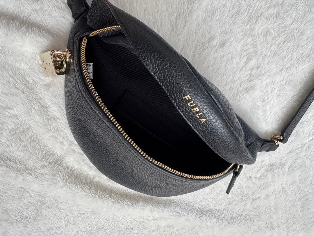 FURLA ブラック ボディバッグ・ウエストポーチ