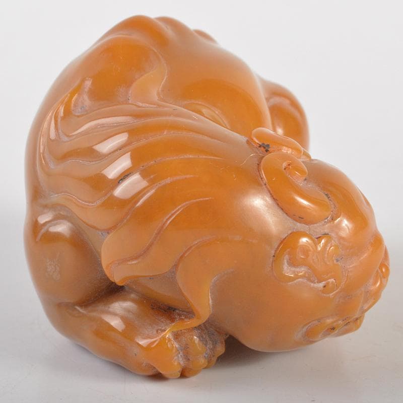 天馬　中国　玉石田黄寿山石彫刻　獅子　置物　紙鎮　唐木箱付　H　R6731