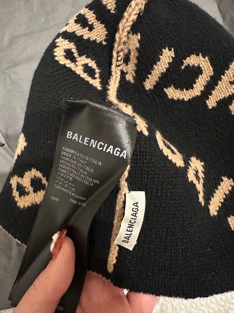 BALENCIAGA ニット帽 黒・ベージュ