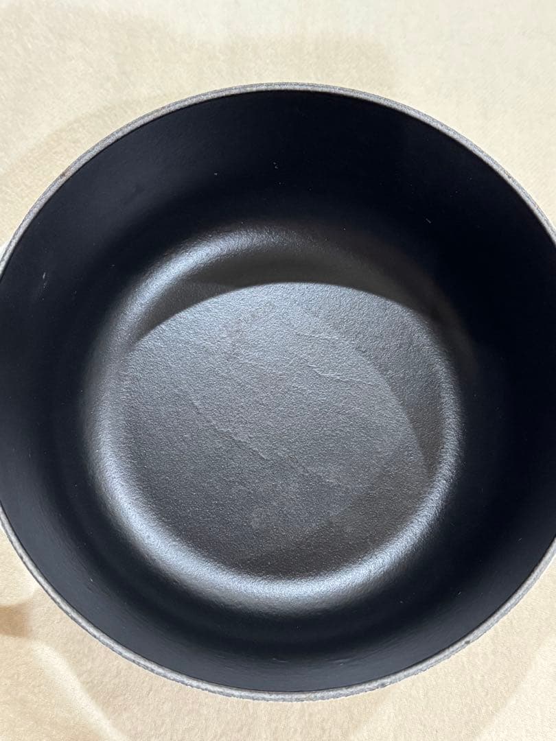 ルクルーゼ　ココットロンド　20cm　レースレリーフ　コットン 　カッパーツマミ