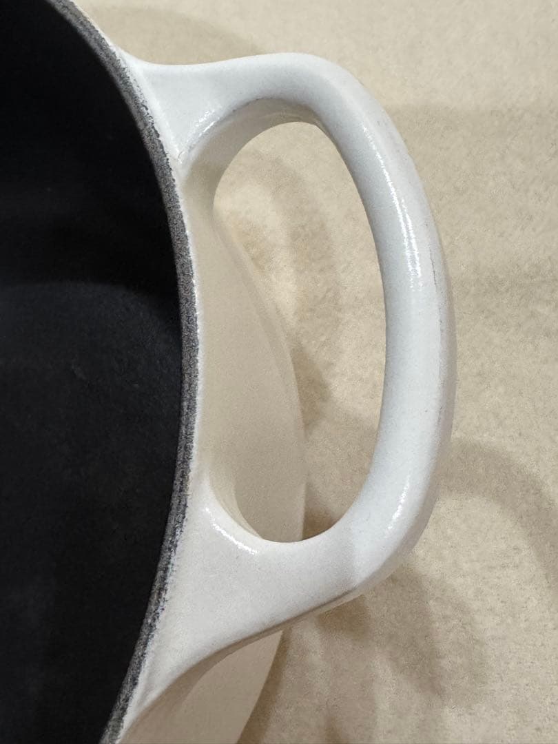 ルクルーゼ　ココットロンド　20cm　レースレリーフ　コットン 　カッパーツマミ