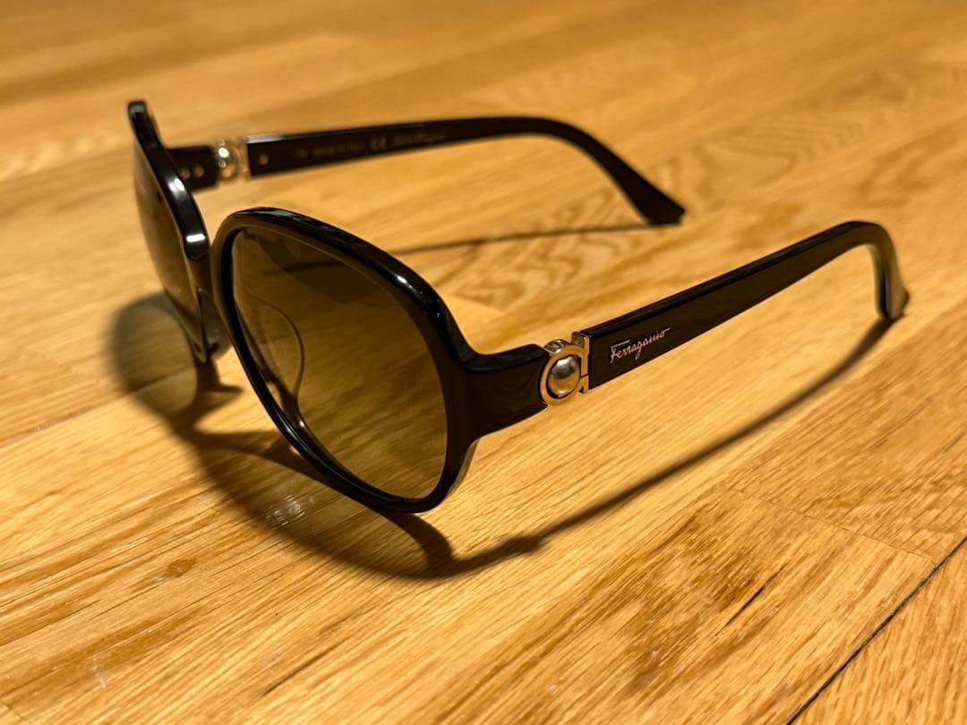 Ferragamo フェラガモ ブラック×シルバー サングラス