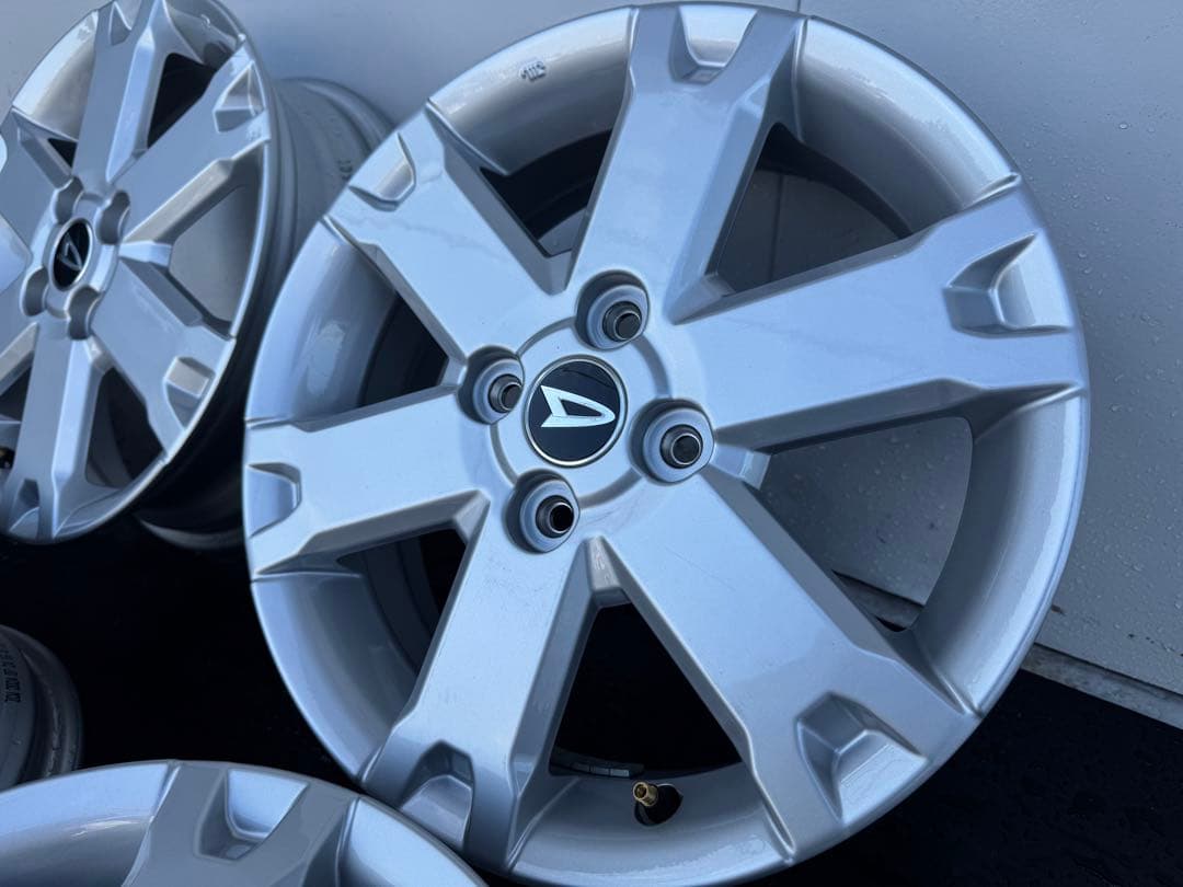 新車外し‼︎タフト　純正ホイール　シルバー　センターオーナメント付き②