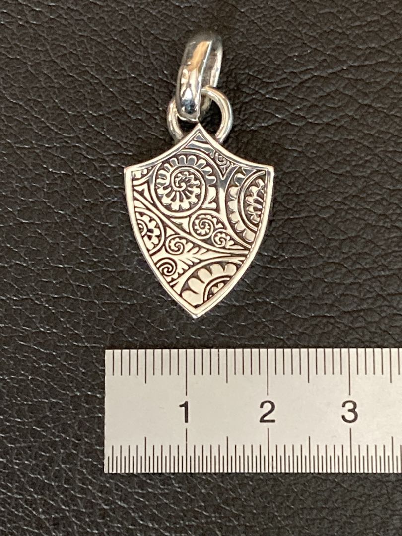 アクセサリー GARNI Shield Emblem Vine Pattern Pendant