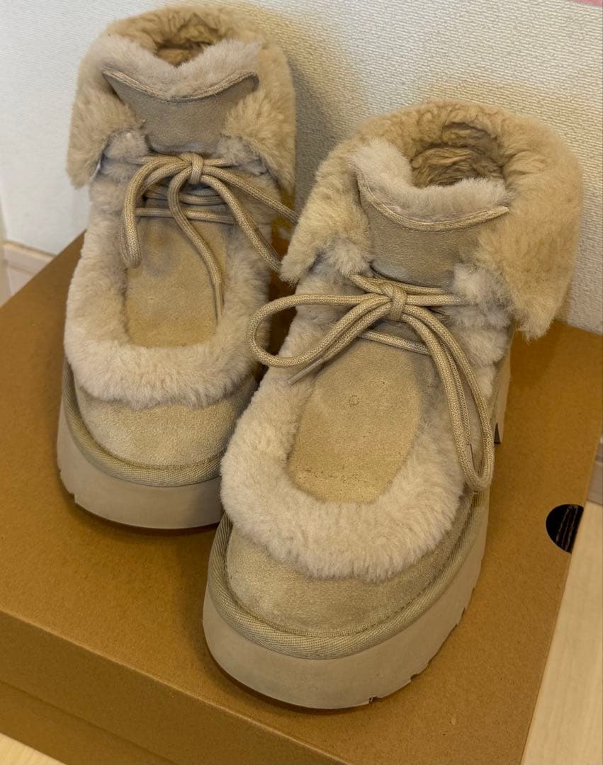 靴 UGG Esmee Lace Up